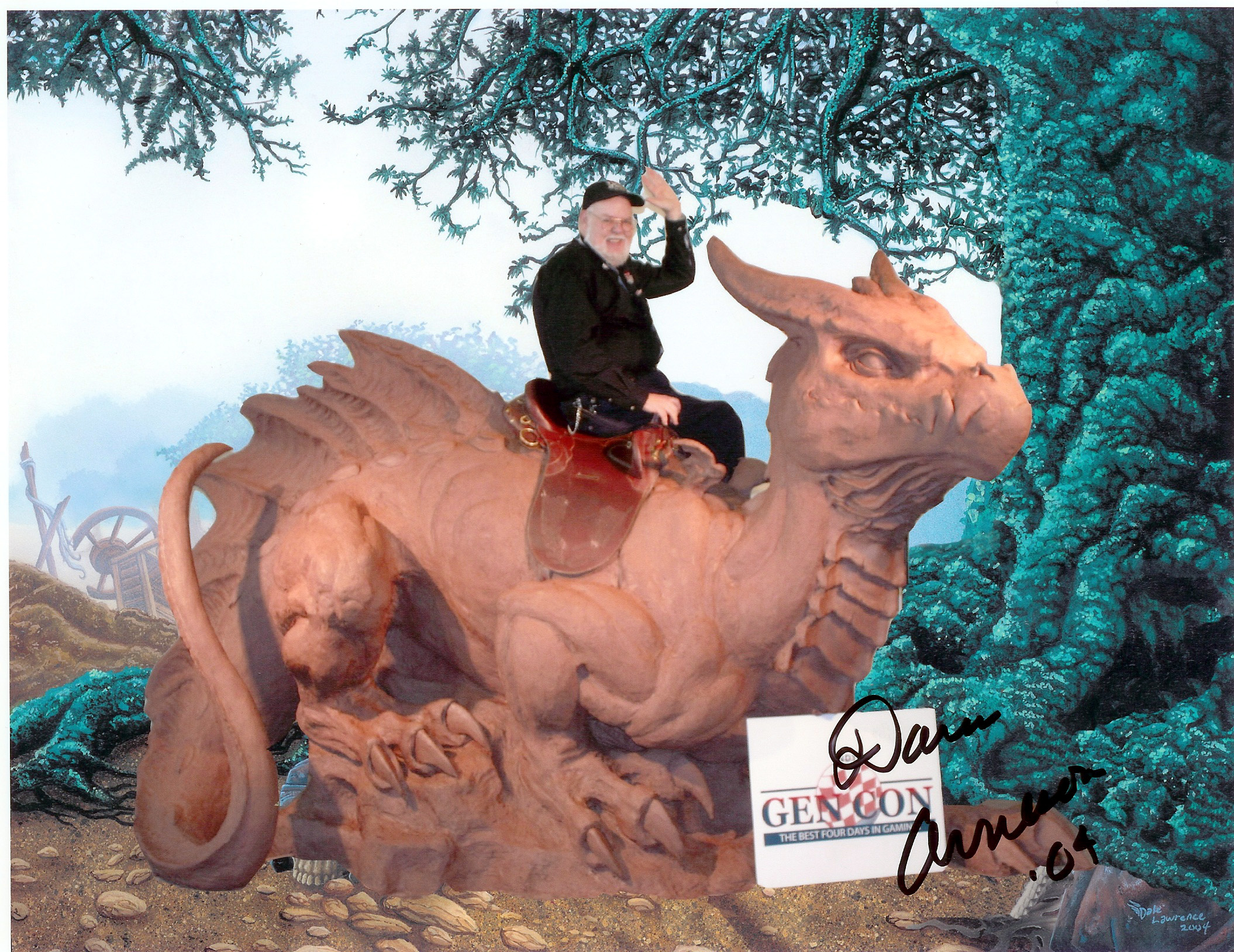 Dave Arneson in groppa alla statua di un drago